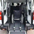 Silla de ruedas dentro del Peugeot e-Traveller con rebaje de suelo