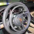 Acelerador de aro D906GV instalado en coche de lujo