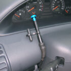 Acelerador electrónico de botón pulsador D906ELC instalado en un coche