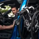 Sistema de la grua Elive con almacenamiento lateral de silla de ruedas