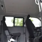 Vista lateral de la elevación interior del techo del vehículo adaptado