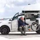 Sistema elevación y almacenaje de sillas de ruedas en el techo