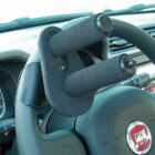 Empuñadora con dos pomos instalada en volante de vehículo adaptado