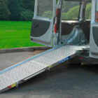 Furgoneta adaptada con la rampa Movia plegada ampliada