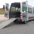 Furgoneta gris adaptada con la rampa Movia desplegada