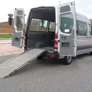 Furgoneta gris adaptada con la rampa Movia desplegada