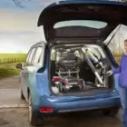 Elevación y almacenamiento de la silla de ruedas con la grúa smart lifter