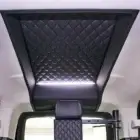 Vista interior de furgoneta adaptada con elevación techo exterior