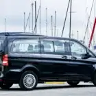 Vista lateral de un Mercedes con elevación techo exterior