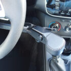 Leva de freno y acelerador modelo 2015A instalado en vehículo