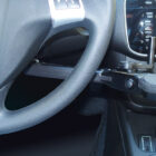 Leva de freno y acelerador modelo 2015B instalado en vehículo