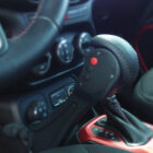 Leva de suelo con freno y acelerador electrónico 907PEI instalado en vehículo