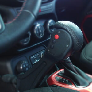 Leva de suelo con freno y acelerador electrónico 907PEI instalado en vehículo