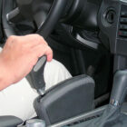 Mano utilizando la Leva de freno y aceleración F1EVO