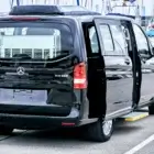 Vista trasera de un Mercedes con elevación techo exterior