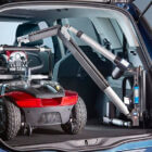 Mini Grúa cargando scooters de movilidad