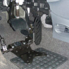 Acelerador izquierdo de suelo reversible dD908PS montado en vehículo accesible