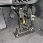 Vista de la pedalera D999 instalada en coche adaptado.