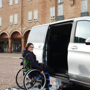 Persona usando plataforma elevadora f6 multilink