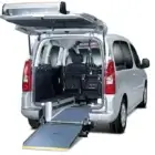 Peugeot Partner adaptado con rebaje de suelo y rampa desplegada