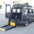 Plataforma elevadora doble brazo gx desplegada en furgoneta