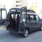 Plataforma elevadora doble brazo gx desplegándose en furgoneta