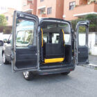 Plataforma elevadora doble brazo gx plegada dentro de la furgoneta