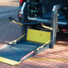 Plataforma elevadora Rincon desplegada en furgoneta negra