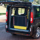 Plataforma elevadora Rincon plegada en furgoneta negra