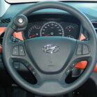 Pomo extraíble 903/b7 instalado en e volante de un vehículo adaptado