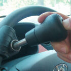 Mano extrayendo la empuñadura 903/b7 del volante