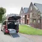 Rampa desplegada del Volkswagen Caddy Maxi 5 adaptado con rebaje de suelo