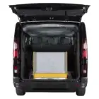 Rebaje de suelo para la Nissan NV300 con la rampa plegada