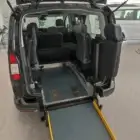 Ford Connect L1/L2 con rebaje de suelo con rampa de accesibilidad desplegada