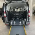Vista trasera del Volkswagen Caddy 5 / Maxi 5 con rebaje de suelo y anclaje de silla de rueda