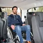 Toyota Proace Verso Electric con rebaje de suelo y persona en silla ruedas