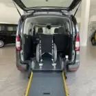 Vista trasera del Volkswagen Caddy 5 / Maxi 5 con rebaje de suelo y silla de ruedas anclada