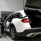 Elevación y almacenamiento de la silla de ruedas en maletero con robot r11