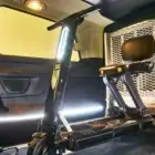 Scooter de movilidad almacenada en furgoneta con elevación exterior de techo