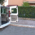 Grúa H-TRAN en furgoneta blanca