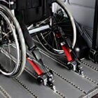 Silla de ruedas anclada al suelo con el sistema de anclaje DHAL