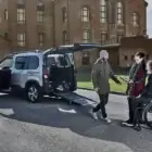 Persona en silla de ruedas accediendo al Peugeot Rifter