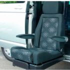 Sistema D-TRAN esperando en el exterior del vehículo adaptado