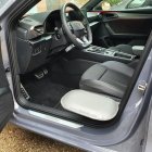 Tabla de transferencia con almohada en coche gris