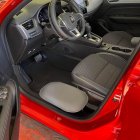 Tabla de transferencia con almohada en coche rojo