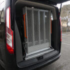 Rampa plegada para vehículos accesibles en furgoneta negra