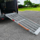 Rampa desplegada para vehículos accesibles en furgoneta negra