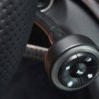 Mando de control D898B instalado en el volante