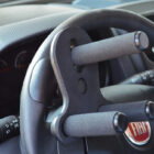 Empuñadura con 3 pomos IP2003B para el volante instalado en vehículo