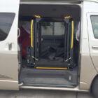 Elevador de doble columna TRAN-LO en lateral del vehículo